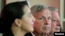 Dari kiri: Menteri Iklim UEA Mariam Almheiri, Menteri Pertanian AS Tom Vilsack dan mantan Wapres AS Al Gore pada sesi pleno tingkat tinggi "AIM (Misi Inovasi Pertanian) untuk Iklim" di Washington DC, AS, 8 Mei 2023.