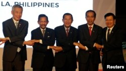 រូបឯកសារ៖ លោកនាយករដ្ឋមន្ត្រី ហ៊ុន សែន (កណ្តាល) ចាប់ដៃក្នុងពេលថតរូបជាមួយនាយករដ្ឋមន្ត្រីសិង្ហបុរី ព្រុយណេ ប្រធានាធិបតីឥណ្ឌូនេស៊ី និងនាយករដ្ឋមន្ត្រីឡាវ ក្នុងកិច្ចប្រជុំកំពូលអាស៊ានលើកទី៣១ នៅប្រទេសហ្វីលីពីន កាលពីថ្ងៃទី១៣ ខែវិច្ឆិកា ឆ្នាំ២០១៧។