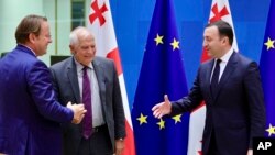 ფოტო არქივიდან - საქართველოს ყოფილი პრემიერ-მინისტრი ირაკლი ღარიბაშვილი, ჯოზეფ ბორელსა და ოლივერ ვარჰეის ხვდება. ევროკავშირი-საქართველოს ასოცირების საბჭოს სხდომა, ბრიუსელი. 6 სექტემბერი, 2022. 