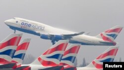 រូបឯកសារ៖ យន្តហោះប្រភេទ Boeing 747 ដឹកអ្នកដំណើរចេញពីប្រលានយន្តហោះ ក្រុងឡុងដ៍ កាលពីថ្ងៃទី១៩ ខែមីនា ឆ្នាំ២០១០។ 