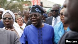 Kandidat Presiden Nigeria Bola Tinubu (tengah) tiba di tempat pemungutan suara untuk menggunakan hak pilihnya dalam pemilu Nigeria di Ikeja, Lagos, pada 25 Februari 2023. (Foto: Reuters/James Oatway)