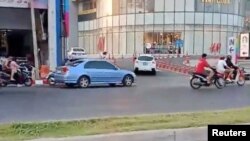 មនុស្ស​ម្នាក់​រត់​ចេញ​ពី​ផ្សារ​ទំនើប​មួយ​នៅ​ក្នុង​ពេល​មាន​ការ​បាញ់​ប្រហារ​ដោយ​ទាហាន​ថៃ​ម្នាក់​នៅ​ក្បែរ​ក្រុង Nakhon Ratchasima ប្រទេស​ថៃ កាលពី​ថ្ងៃទី៨ ខែកុម្ភៈ ឆ្នាំ២០២០។