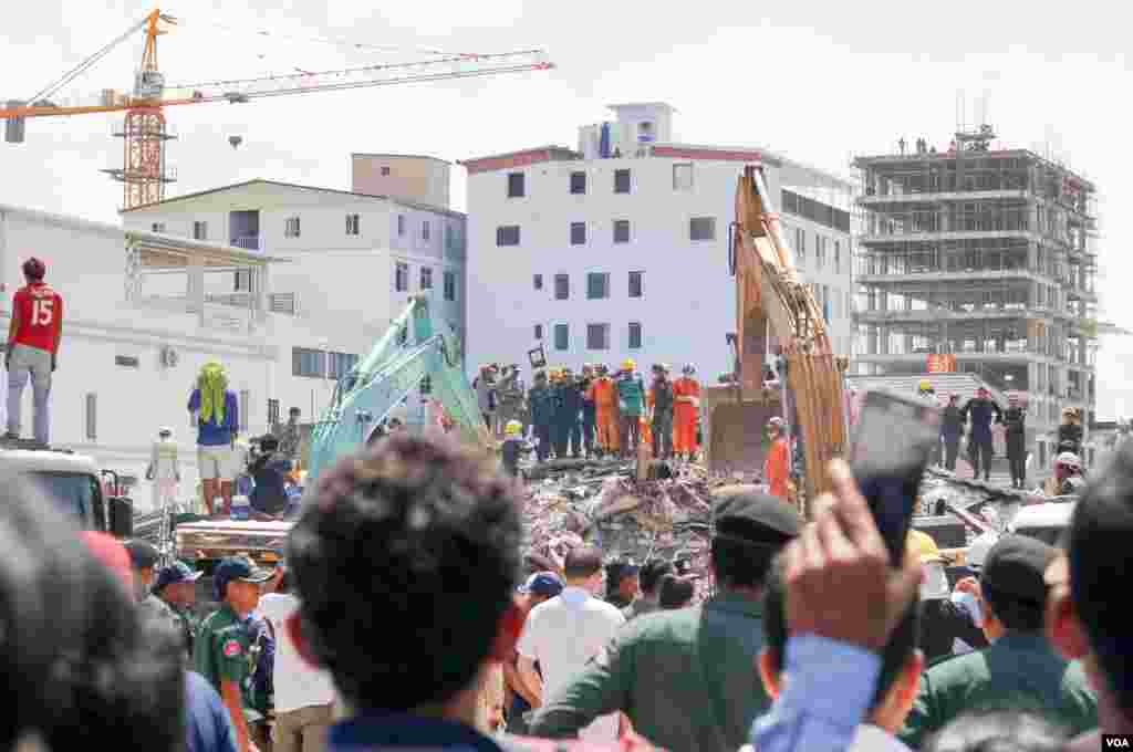 ប្រតិបត្តិការ​ស្វែងរក​មនុស្ស​ក្នុងគំនរ​អគារ​បាក់​បែក​នៅ​ក្រុង​ព្រះសីហនុ​ នៅព្រឹកថ្ងៃអាទិត្យ​ ដែល​ត្រឹមពេល​នេះ​ មនុស្ស​យ៉ាងហោច​ណាស់​ ១៨នាក់​ ត្រូវបានអជ្ញាធរ​បញ្ជាក់​ថា​បាន​ស្លាប់​ ​និង​២៤​នាក់​ បាន​រង​របួស,​ នៅខេត្ត​ព្រះសីហ​នុ​, នៅថ្ងៃទី​២៣​ ខែ​មិថុនា​ ឆ្នាំ​២០១៩។ (ស៊ុន​ ណារិន​/ VOA Khmer)