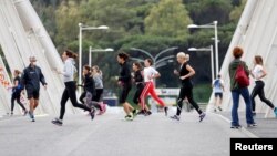 រូបឯកសារ៖ ស្ត្រី​អ៊ីតាលី រត់​ហាត់ប្រាណ នៅពេលដែល​ការរាតត្បាត​ដោយ​ជំងឺ​កូវីដ១៩ នៅតែ​បន្ត​កើត​មាន​ឡើង ទីក្រុងរ៉ូម ប្រទេសអ៊ីតាលី កាលពី​ថ្ងៃទី២ ខែវិច្ឆិកា ឆ្នាំ២០២០។