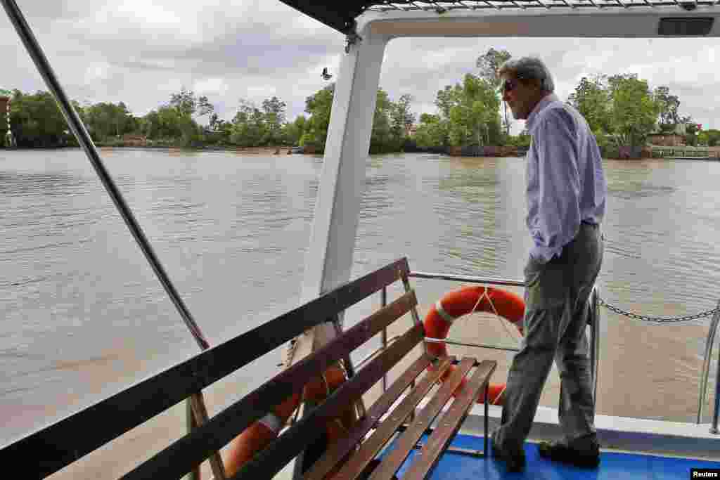 Menteri Luar Negeri Amerika John Kerry naik perahu ke delta sungai Mekong, 15 Desember 2013. 