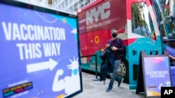 미국 뉴욕시내에서 운영 중인 백신접종 버스에서 6일 한 남성이 내리고 있다. 