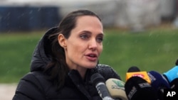 خانم جولی روز گذشته از کمپ مهاجران سوری در وادی البقاع لبنان دیدن کرد.