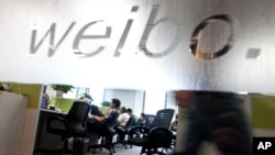 资料照片-在中国北京新浪微博办公室工作的员工。（2012年8月1日）