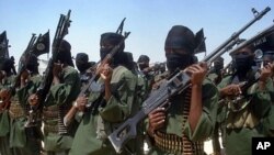 Islamist fighters loyal to Somalia's al-Qaida inspired al-Shabab group perform military drills at a village in Lower Shabelle region, some 25 kilometers outside Mogadishu (February 2011 file photo)