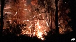 Dalam foto yang dirilis oleh Shane Turpin menunjukkan dampak letusan Gunung Berapi Kilauea di Big Island, Hawaii, 4 Mei 2018. 
