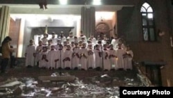 浙江省温州市基督教徒在被拆除的教堂废墟上唱歌 (网络图片)