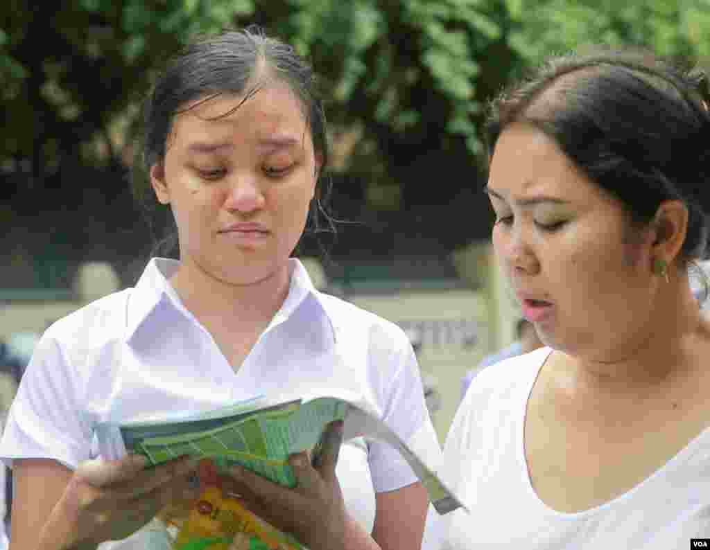 បេក្ខជនារី​ប្រឡង​បាក់ឌុប​​មើល​ខិត្តប័ណ្ណ​ផ្សព្វផ្សាយ​អំពី​ព័ត៌មាន​សិក្សា​ បន្ទាប់​ពីខ្លួនន​​ចេញពី​មណ្ឌល​ប្រឡង​ថ្ងៃ​ចុងក្រោយ​នៅ​វិទ្យាល័យ​ព្រះ​យុគន្ធ នៅ​ថ្ងៃ​អង្គារ ទី​២៣ ខែសីហា ឆ្នាំ​២០១៦ នៅ​រាជធានី​ភ្នំពេញ។​ (ឡេង ឡែន/VOA)