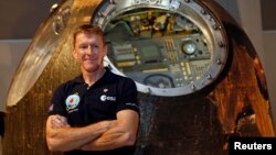 Astronot Inggris, Tim Peake memberikan konferensi pers di Museum Sains, di London 6 November 2015. (foto: dok). Peake berangkat ke ISS 15 Desember 2015. 