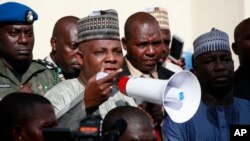 Gubernur negara bagian Borno, Kashim Shettima mengatakan bahwa kelompok Boko Haram sudah beberapa kali berusaha melakukan penculikan siswi-siswi di sekolah (13/5).