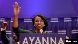 La candidate démocrate à la Chambre des représentants, Ayanna Pressley, après avoir remporté la primaire du parti à Boston, Massachusetts, le 4 septembre 2018.