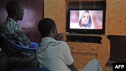 索马里男子在摩加迪沙新闻频道有关青年党首领艾哈迈德•阿卜迪•戈丹内被打死的电视新闻。