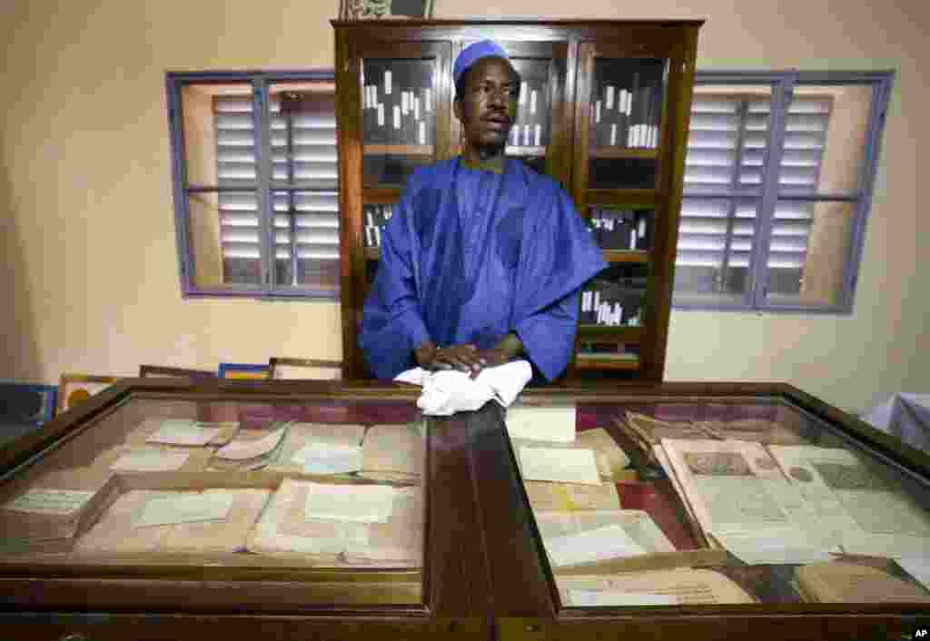 Pada foto yang diambil pada 16 Maret 2004 ini, seorang petugas perpustakaan di Ahmed Baba Institute di Timbuktu, Mali, sedang merawat beberapa dari sekitar 20.000 manuskrip Arab kuno dalam ruangan berpendingin. (AP/Ben Curtis)