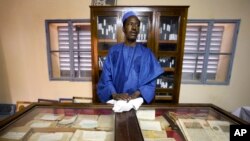 Seorang petugas di perpustakaan di Ahmed Baba Institute di Timbuktu, Mali (foto: dok. tahun 2004). Perpustakaan ini menyimpan ribuan manuskrip Islam kuno.