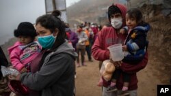 ពលរដ្ឋ​តម្រង់​ជួរ​ទទួល​អាហារ​ថ្ងៃ​ត្រង់​ដោយ​ឥត​គិត​ថ្លៃ​​ពី​«ឆ្នាំង​សហគមន៍»​មួយ​កន្លែង​នៅ​ទី​ក្រុង​លីម៉ា ​ប្រទេស​​ប៉េរូ កាល​ពី​ថ្ងៃ​ទី​៦ ខែ​មិថុនា ឆ្នាំ​២០២០។