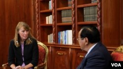 លោកស្រីរ៉ូណា ស្មីត (Rhona Smith) អ្នករាយការណ៍ពិសេសរបស់អង្គការសហប្រជាជាតិទទួលបន្ទុកផ្នែកសិទ្ធិមនុស្សនៅកម្ពុជាជួបជាមួយលោករដ្ឋមន្រ្តីក្រសួងការបរទេសប្រាក់ សុខុននៅថ្ងៃច័ន្ទ ទី១៧ ខែតុលា ឆ្នាំ២០១៦ នៅរាជធានីភ្នំពេញ។(ឡេង ឡែន/VOA)