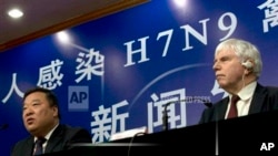 Liang Liang Wannian (kiri) dan kepala perwakilan Organisasi Kesehatan Dunia (WHO) di China, Michael O'Leary, menggelar konferansi pers terkait berjangkitnya pencegahan dan pengendalian avian H7N9 di Beijing (Foto: dok).