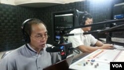 លោក​សុខ សំអឿន នាយក​ប្រតិ​បត្តិគម្រោង​អ្នក​ច្បាប់ការពារ​សិ​ទ្ធិ​កម្ពុជា និង​លោកនី ​ចរិយា​ មន្ត្រី​សិទ្ធិមនុស្ស​ជាន់​ខ្ពស់​នៃ​អង្គការ​អាដហុក​ ជា​វាគ្មឹនកម្មវិធីហេឡូ​វីអូអេថ្ងៃ៨​ខែសីហា​ ២០១៣។