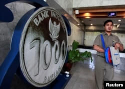 Contoh uang koin pecahan seribu rupiah dipajang di salah satu sudut kantor Bank Indonesia di Jakarta, 19 Januari 2017. (REUTERS/Fatima El-Kareem)