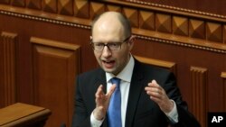 Ukraina bosh vaziri Arseniy Yatsenyuk parlamentda so'zlamoqda, 27-mart, 2014-yil