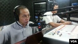 លោក​សុខ សំអឿន នាយក​ប្រតិ​បត្តិ​​គម្រោង​អ្នក​ច្បាប់​​ការពារ​សិ​ទ្ធិ​កម្ពុជា និង​​​លោក​​នី ​ចរិយា​ មន្ត្រី​សិទ្ធិ​​មនុស្ស​ជាន់​ខ្ពស់​នៃ​អង្គការ​អាដហុក​ ជា​វាគ្មឹន​​កម្មវិធី​​ហេឡូ​វីអូអេ​​ថ្ងៃ​​៨​ខែ​​សីហា​ ២០១៣។