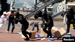 Anggota Kopassus dalam latihan kontra-terorisme bersama pasukan elit Australia di bandara Ngurah Rai, Denpasar, Bali (foto: ilustrasi). 