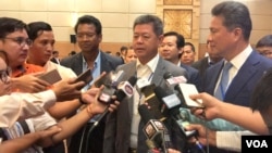 រូបឯកសារ៖ អភិបាល​ខេត្ត​ព្រះសីហនុ​ លោក ​គួច ចំរើន​ ថ្លែងជា​មួយ​អ្នកសារព័ត៌មាន​ក្នុង​ទីក្រុង​ភ្នំពេញ​ ​អំពី​ផែនការ​គ្រប់គ្រង​ប្រព័ន្ធ​ទឹកកខ្វក់​ ក្នុង​ក្រុងព្រះសីហនុ​ ថ្ងៃ​ទី​២៣ ខែសីហា​ ឆ្នាំ​២០១៩​។ (ហ៊ុល រស្មី​/វីអូអេ)