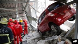 Masu ayyukan ceto na binciken baragizai domin neman wadanda suka tsira da rayukansu