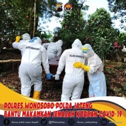 Tim kepolisian di Wonosobo Jawa Tengah ikut memakamkan jenazah dengan APD. Sumber : Humas Polda Jawa Tengah