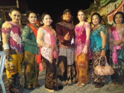 Andrea Decker saat tampil bersama teman-teman di Indonesia (Dok: Andrea Decker)