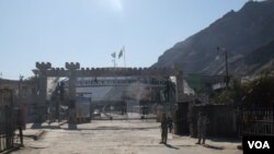 بزرگارن قومی دو طرف خط دیورند از مربانان پاکستانی و طالبان خواسته اند که باید به تنش‌ها پایان داده و دروازۀ تورخم را به روی مسافران و تردد موترهای باربری باز کنند.