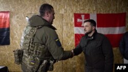 ولودیمیر زلنسکی، رئیس‌جمهوری اوکراین (راست).