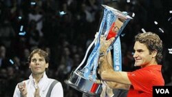 Roger Federer yang menjuarai ATP World Tour Finals di London tahun 2010 dengan mengalahkan Rafael Nadal (foto: dok).