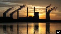 ARSIP – Foto arsip yang diambil tanggal 3 Juni 2017 ini menunjukkan Plant Scherer yang dioperasikan oleh batu bara, salah satu sumber emisi karbon dioksida tertinggi yang berlokasi di Juliette, Georgia, Amerika Serikat (foto: AP Photo/Branden Camp, Arsip)