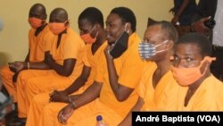 Sandura Ambrósio (com a máscara no queixo) durante o julgamento