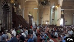 Des musulmans prient après le crash d'EgyptAir dans la mosqée de Masr Algadeda au Caire, Egypte, le 20 mai 2016. (Photo: Hamada Elrasam for VOA)
