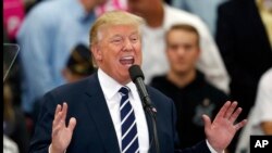 លោក​ Donald Trump បេក្ខជន​ប្រធានាធិបតី​ពី​គណបក្ស​សាធារណរដ្ឋ ថ្លែង​នៅ​ក្នុង​យុទ្ធនាការ​ឃោសនា​បោះ​ឆ្នោត​នៅ​រដ្ឋ Maine កាល​ពី​ថ្ងៃទី​២៨ ខែ​តុលា។ 