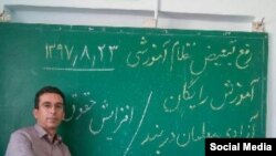 تصویر یک معلم که در مدرسه‌ایی واقع در خراسان شمالی دست به تحصن زده است