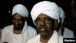 Sudan's President Omar al-Bashir speaks during joint news conference with opposition Umma Party leader and former Prime Minister Al-Sadiq Al Mahadi (L) after their meeting at Mahadi's house in Omdurman, August 2013.