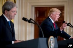 도널드 트럼프 미국 대통령(오른쪽)이 지난달 20일 파울로 젠틸로니 이탈리아 총리와의 백악관 기자회견에서 북한 문제에 관해 발언하고 있다.