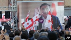 អ្នក​គាំទ្រ​លោក Grigol Vashadze មើល​ការ​ផ្សាយ​បន្ត​ផ្ទាល់​ជា​វីដេអូ​ នៅ​ក្នុង​ក្រុង Tbilisi ប្រទេស​ហ្សកហ្ស៊ី កាលពី​ថ្ងៃទី២ ខែធ្នូ ឆ្នាំ២០១៨។