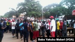 Mutanen da suka taru kofar gidan dan siyasa, wato dan takarar shugaban kasa na jam'iyyar adawa ta NPP da aka kaiwa hari