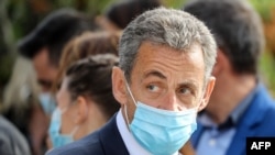 Mantan presiden Perancis Nicolas Sarkozy mengenakan masker menghadiri sebuah upacara di Nice, 7 November 2020.