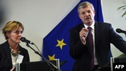 European Union Health Commissioner Tonio Borg (R) and Italy's Health Minister Beatrice Lorenzin address a press conference following a EU ministerial coordination meeting on EU public health measures on the Ebola epidemic, Brussels, Oct. 16, 2014.