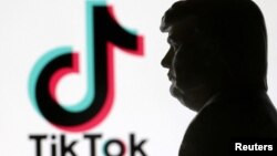 แฟ้ม - หุ่นจากเครื่องพิมพ์ 3 มิติ ของว่าที่ปธน.ทรัมป์ และโลโก้ติ๊กตอก เมื่อ 15 ม.ค. 2025 REUTERS/Dado Ruvic/Illustration/File Photo