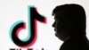 ເຄື່ອງໝາຍຂອງແອັປ TikTok ແລະຮູບປັ້ນຂອງທ່ານດໍໂນລ ທຣຳ ຖ່າຍເມື່ອວັນທີ 15 ມັງກອນ 2025. REUTERS/Dado Ruvic/Illustration/File Photo